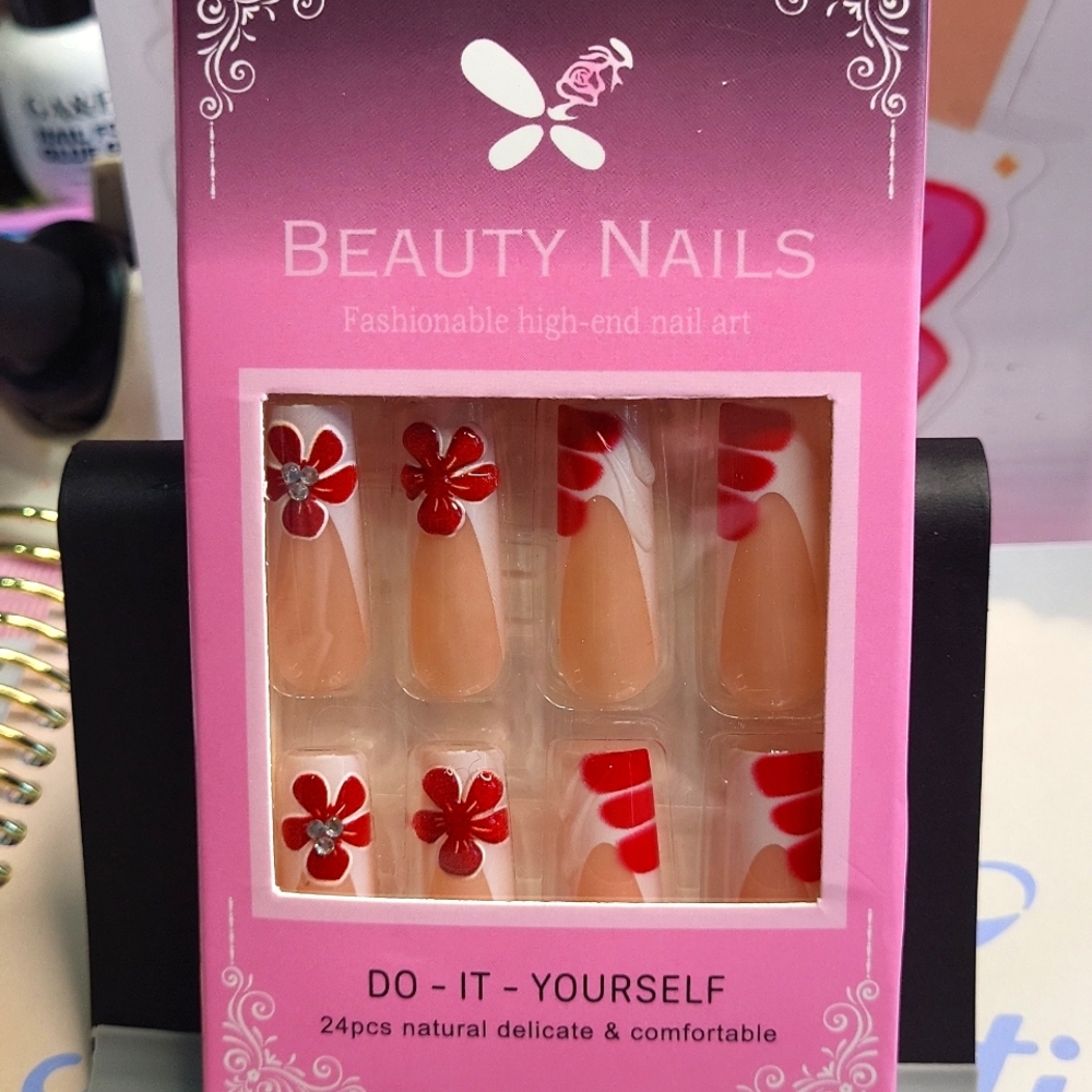 🚨Red and White Floral Designed Press-on Nails
